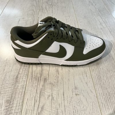 Vu de coté de la paire de Nike dunk low olive. Du blanc et un vert olive dominent la paire. Des lacets verts olives.