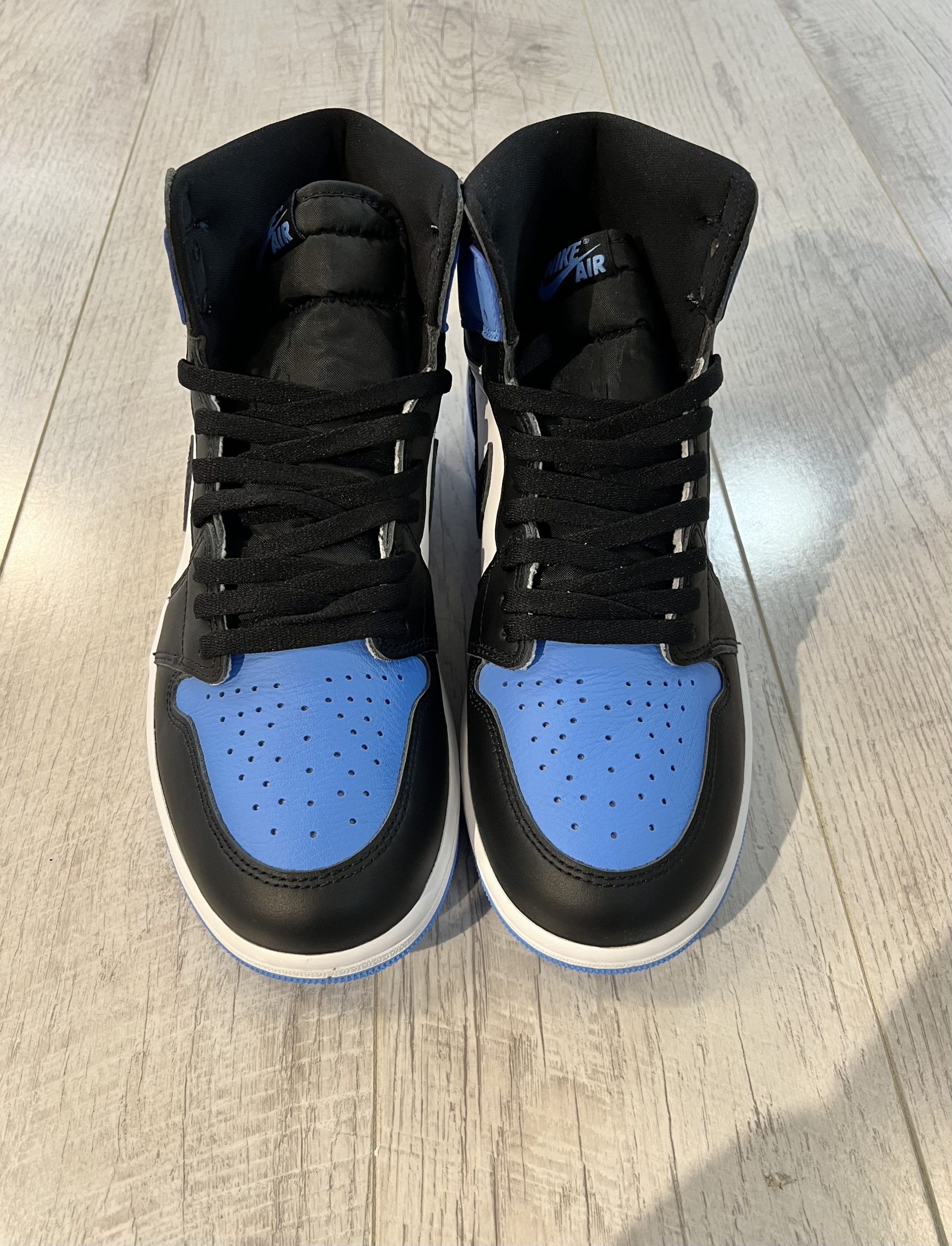 nike-air-jordan-1-high-og-university-blue-unc-toe.jpeg Vu du dessus de la Nike Air Jordan 1 High OG University Blue UNC Toe. Du bleu et du noir. Des lacets noirs.