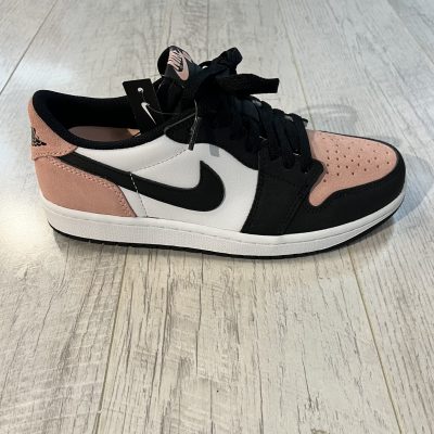 Vu de coté de la Nike Air Jordan 1 Low OG Bleached Coral. Du noir domine la paire ainsi qu'un rose pastel en daim. Du blanc complète la paire.