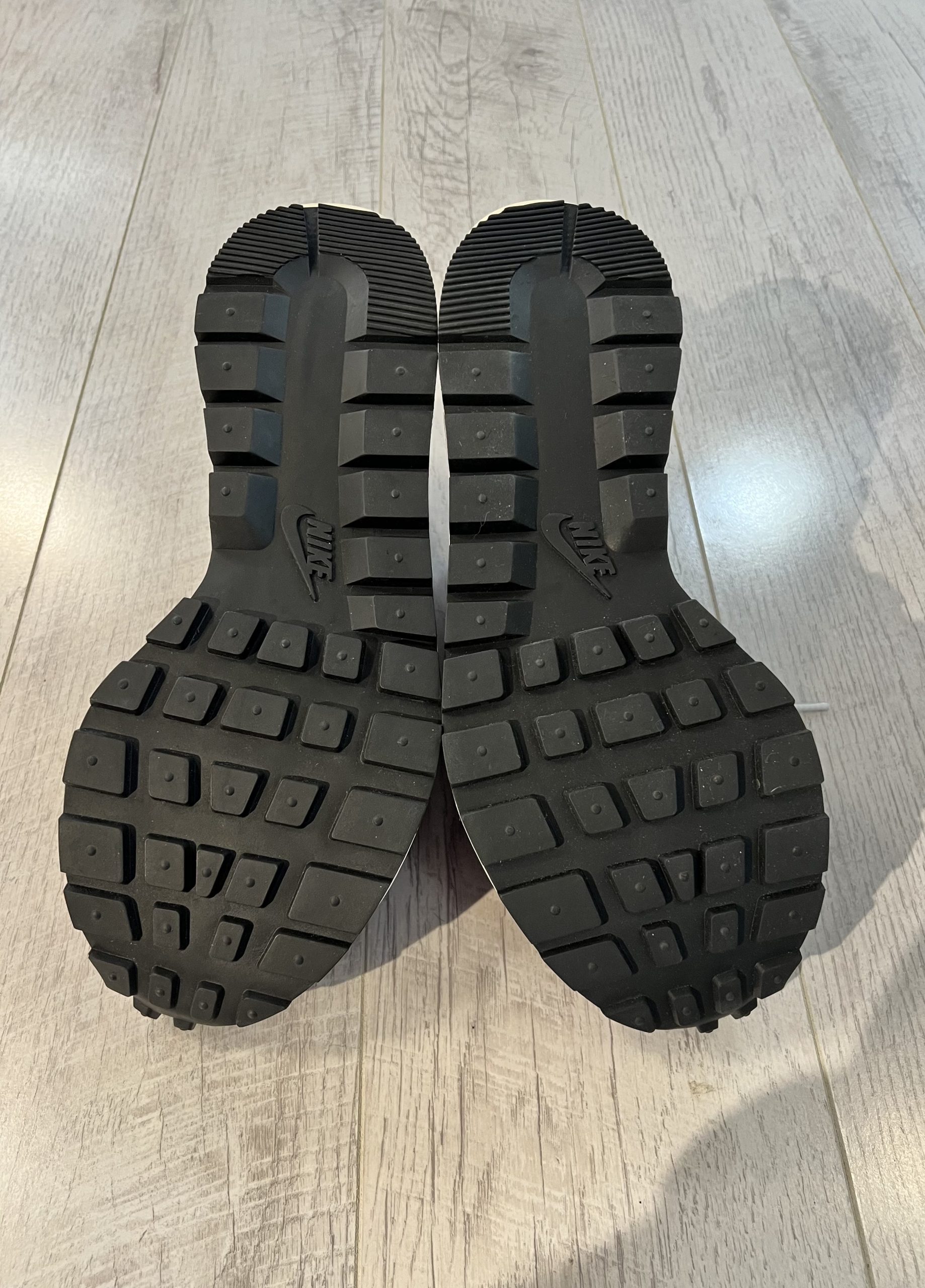 nike-sacai-vaporwaffle-dark-iris Vu du dessous de la Nike Sacai VaporWaffle Dark Iris. Une semelle noire en caoutchouc.